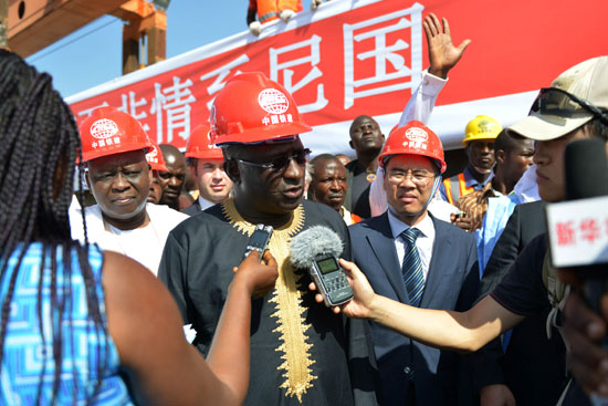 非洲首条中国标准现代化铁路铺通--中国央企新
