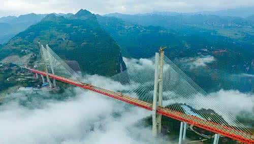 砥礪奮進：中國橋梁 世界點贊          五年來，全球超過一半的大跨度橋梁都出現在中國，“最長、最高、最大、最快”這樣的紀錄，不斷被寫進世界橋梁史，它們不僅讓“天塹變成通途”，更讓“中國橋”成為展示中國形象的新品牌。