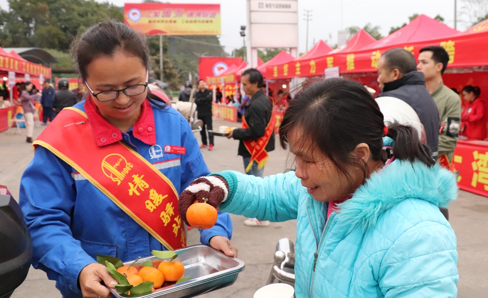 情暖驛站活動開展8年來，中國石化與廣東共青團累計組織了4萬名志願者，累計服務了超過320萬的“返鄉摩騎”和4200萬的春運返鄉人員。