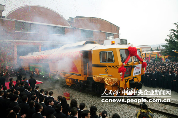 国内最先进铁路养护设备在中国铁建昆明中铁下