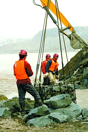 2008年12月28日上午，金沙江上的向家坝水电站实现大江截流。孙荣刚/CFP