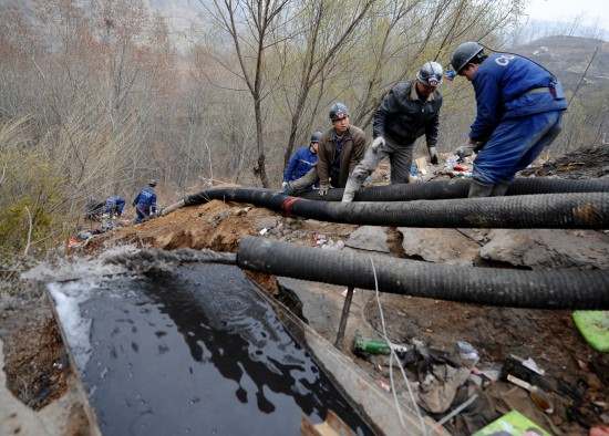 3月31日，抢险救援队员在加紧安装排水管道。截至30日18时，累计排水1.5万立方米，井下水位下降了15厘米。新华社记者 燕雁 摄