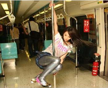 南京地铁2号线开通1星期 上演两次钢管舞秀(图